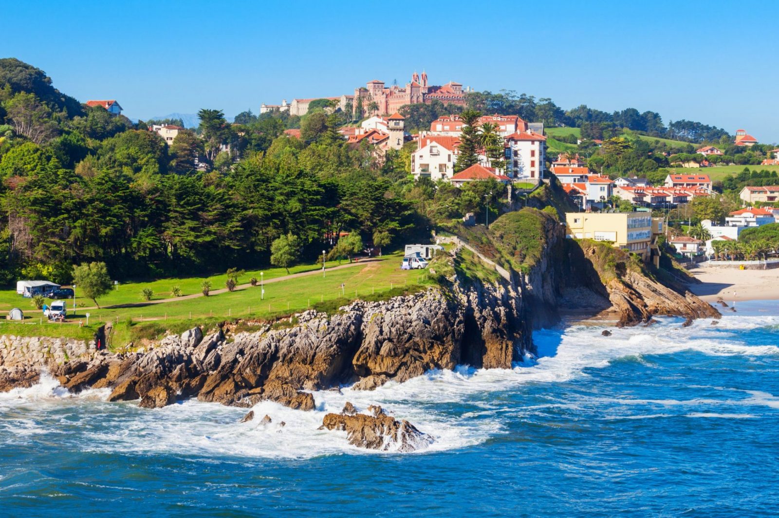 Vista aérea de la playa de Comillas