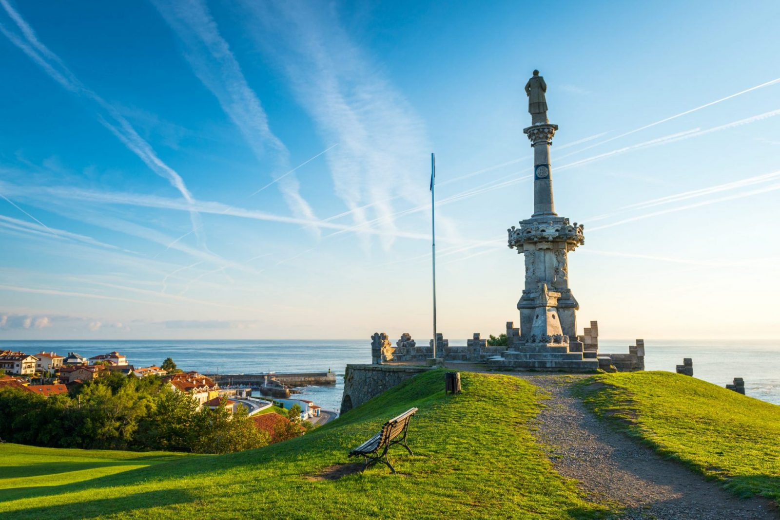 Monumento junto a la costa de Comillas